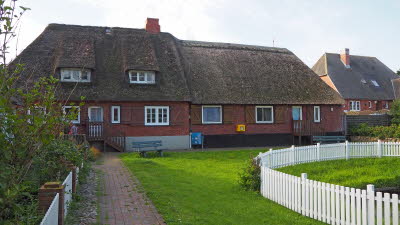 26 Reetgedecktes Dorfhaus mit Briefkasten